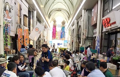 スーパーやまとの店頭に集まる買い物客