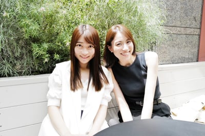 篠原さん（左）と共同創業した元TBSアナウンサーの笹川友里さん