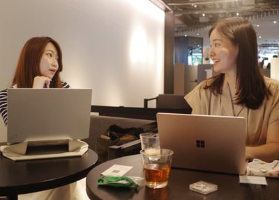メンバーと話し合う篠原さん